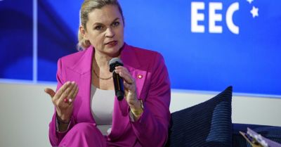 Nowacka: wpłynęło ponad 100 stron uwag do projektu o zakazie smartfonów w szkołach